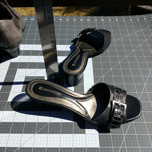 Naturalizer slides, croc pattern buckle, size 8.5 - Picture 2 of 6